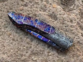 closed knife made of two types of quilt pattern damascus