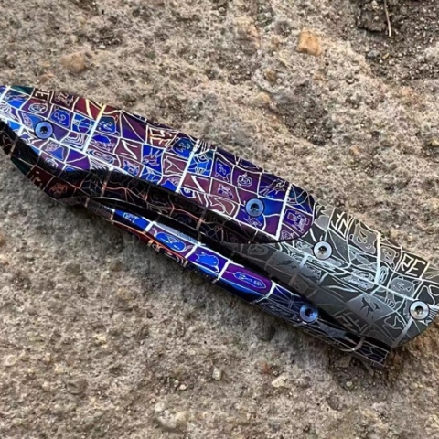 closed knife made of two types of quilt pattern damascus